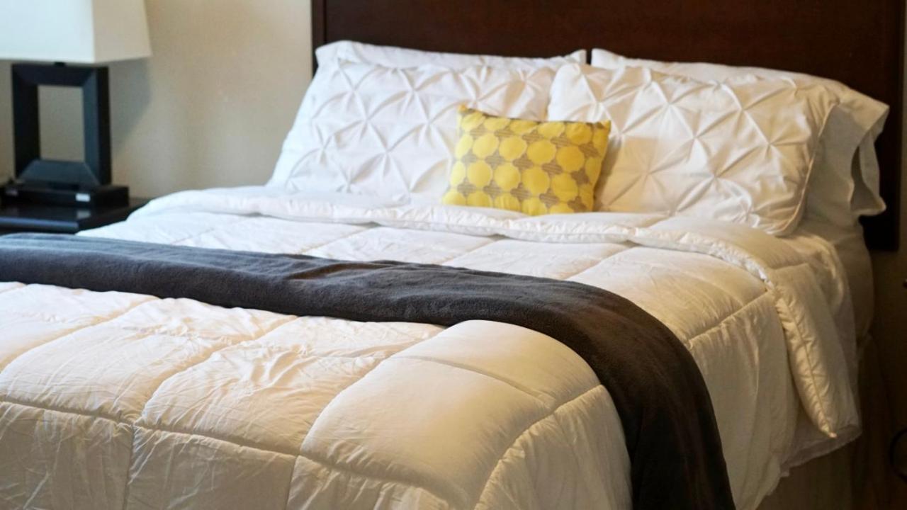 Specious 2-Bedroom Luxury Condo By The Water Apartment