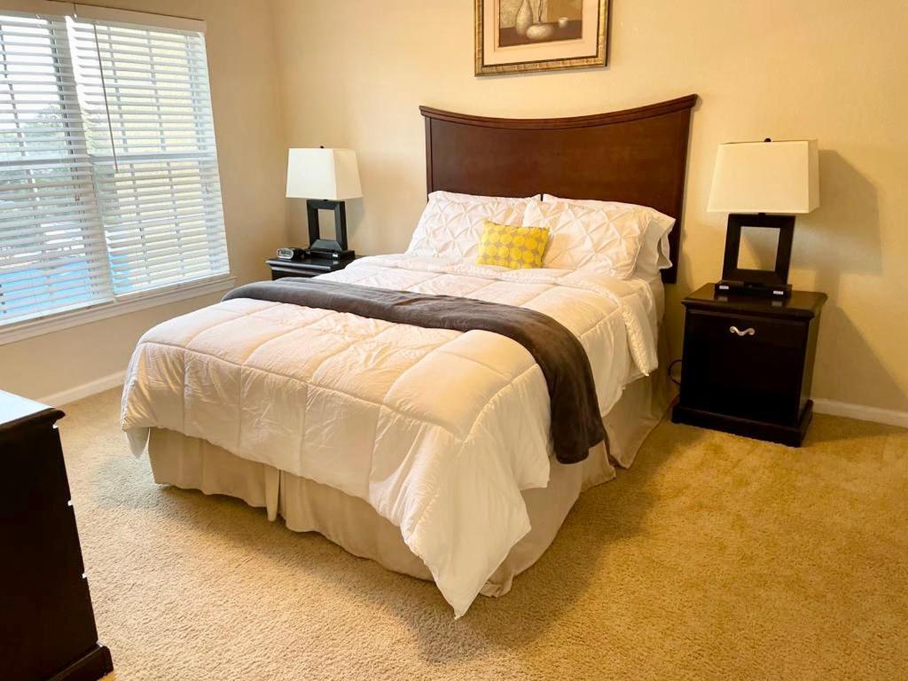 Specious 2-Bedroom Luxury Condo By The Water *