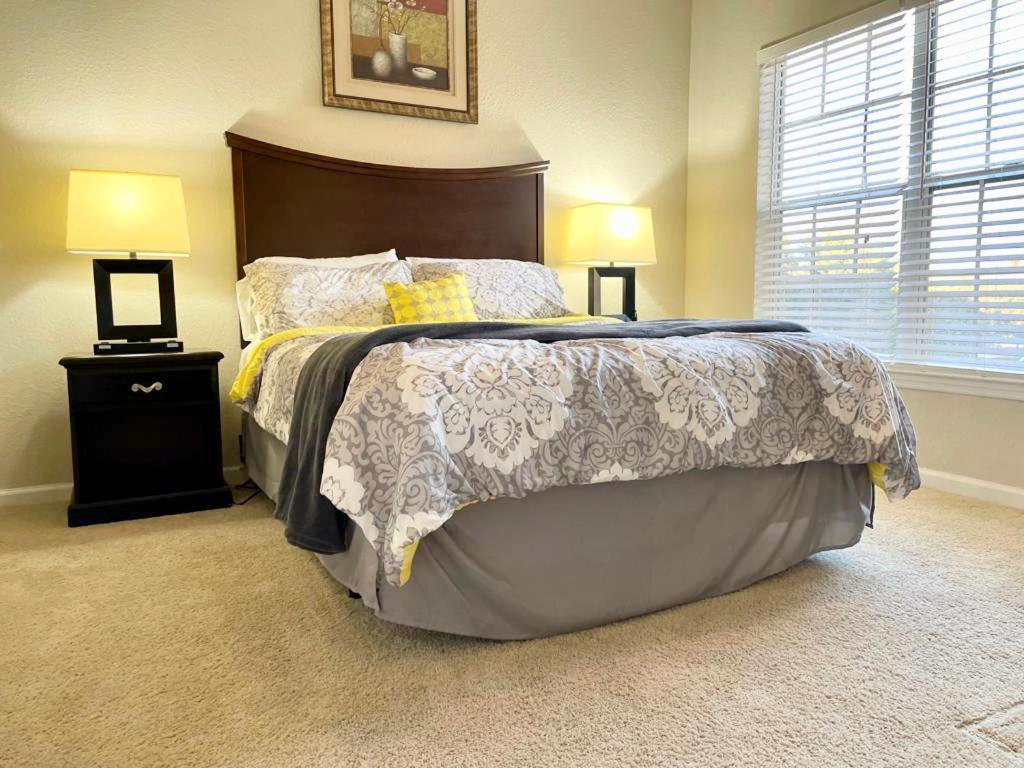 Specious 2-Bedroom Luxury Condo By The Water Apartment