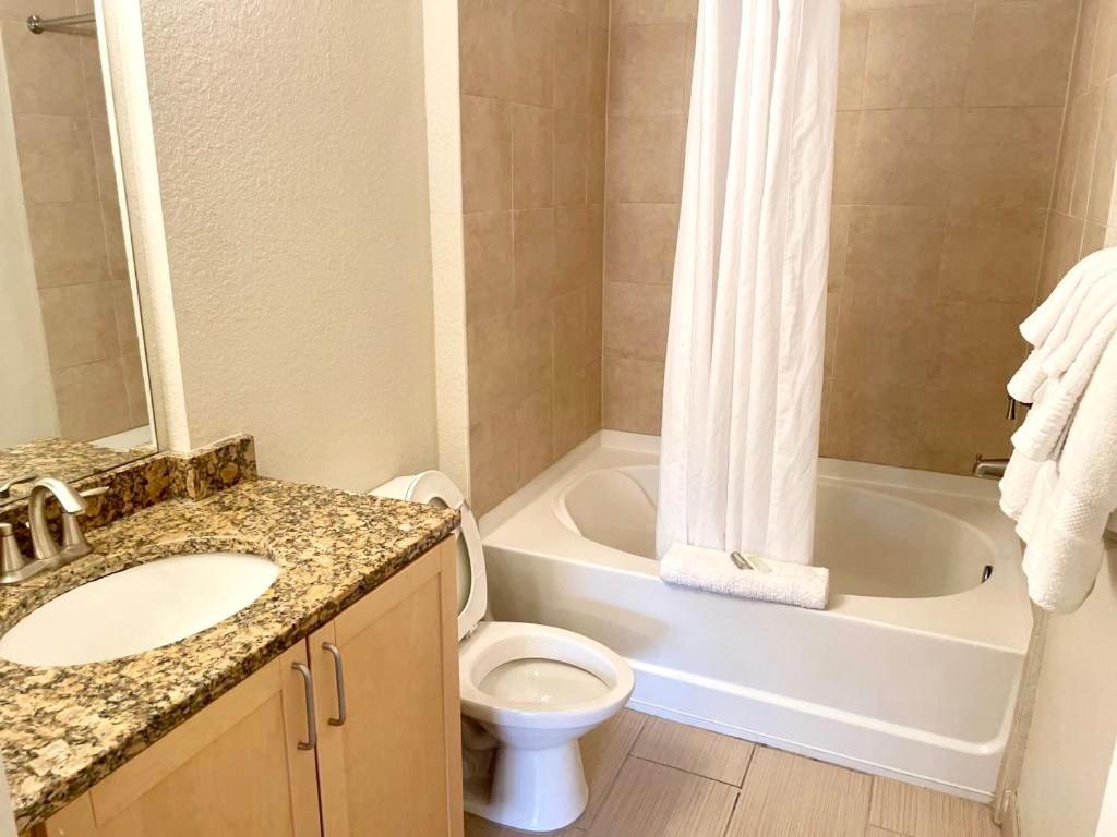 Specious 2-Bedroom Luxury Condo By The Water Apartment